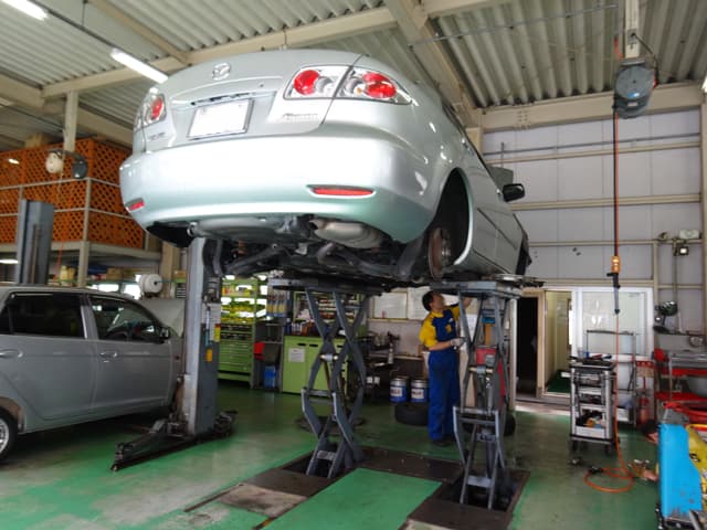 整備工場での車検風景